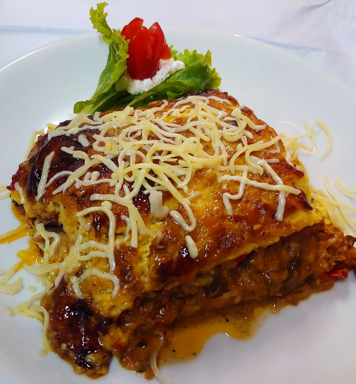 Moussaka Grecque traditionnelle à la viande et aubergine avec fromage râpé