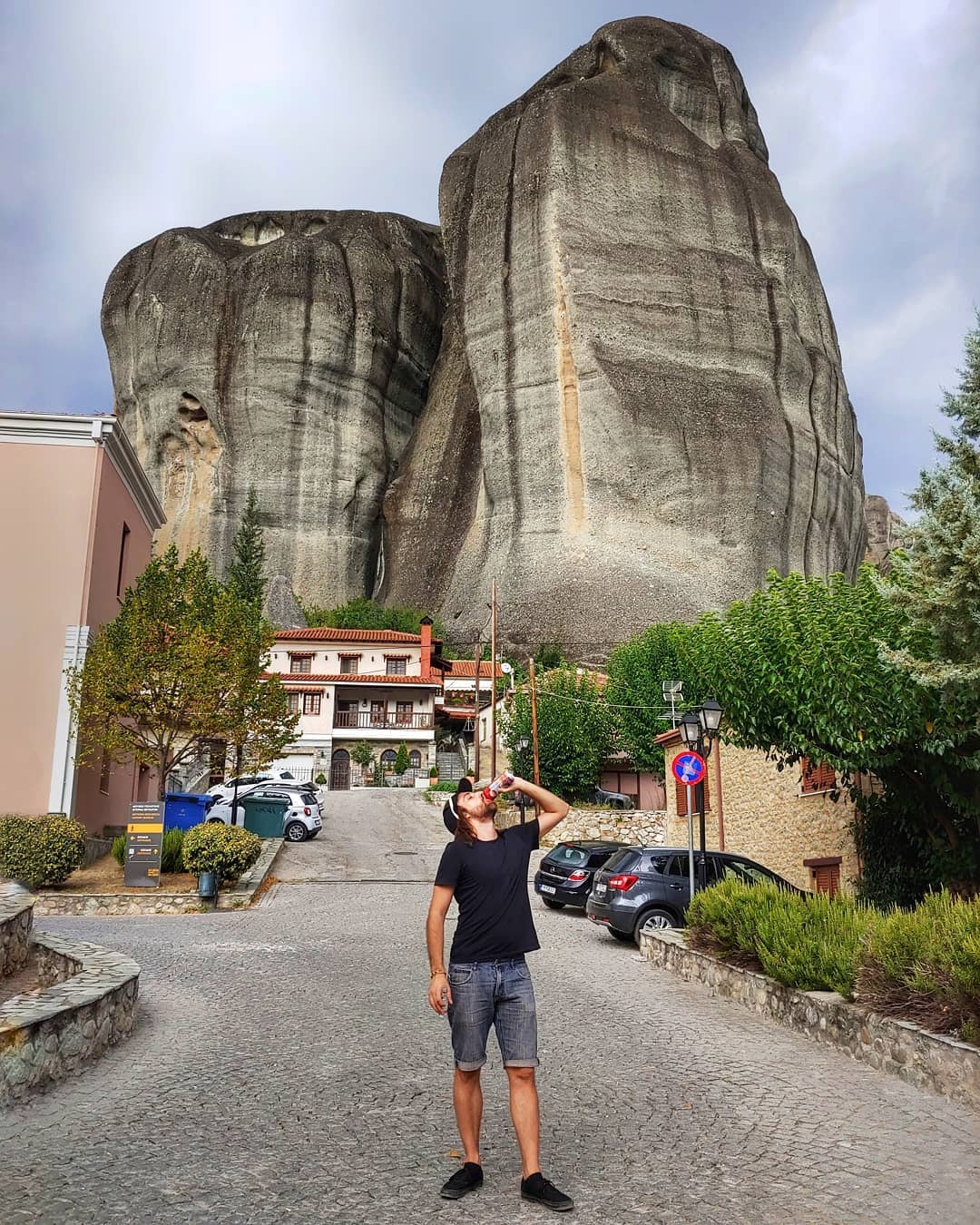 Village de Kastraki en Grèce avec vue sur les rochers des Météores